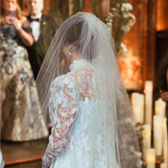 Pearl Gloves and Two tiered viel - Picture 2 of 3